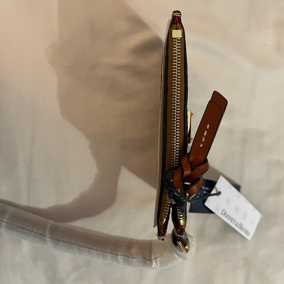 Dooney & Bourke beautiful card holder / wristlet - Picture 4 of 7